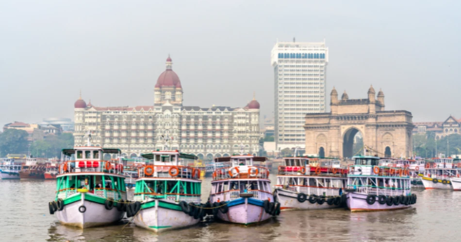 Berlayar Melalui Pelabuhan Mumbai. Pintu Masuk ke Laut