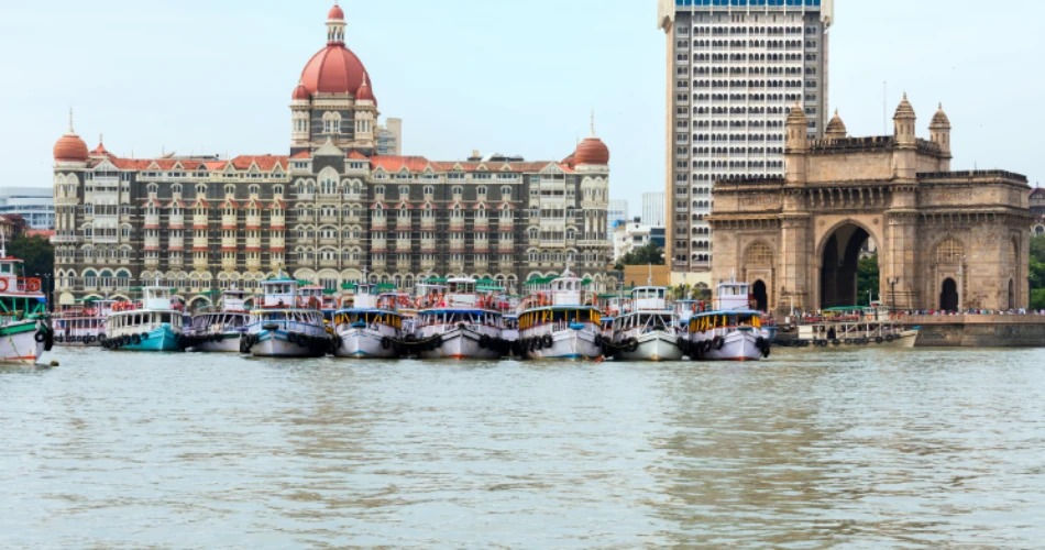 Berlayar Melalui Pelabuhan Mumbai. Pintu Masuk ke Laut