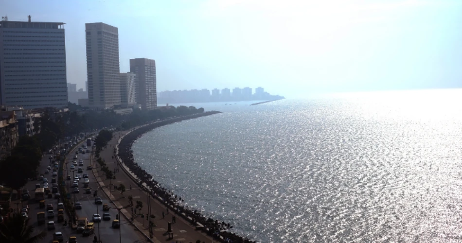 Berlayar Melalui Pelabuhan Mumbai. Pintu Masuk ke Laut